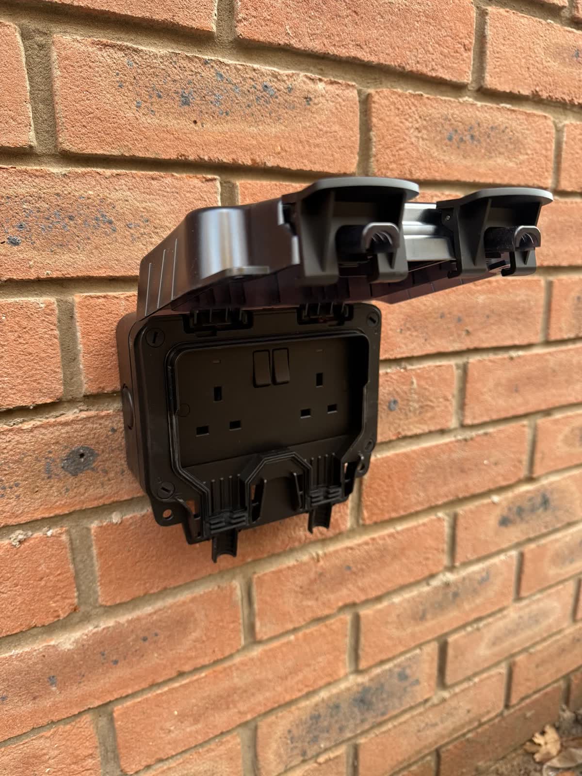 Weatherproof outdoor socket